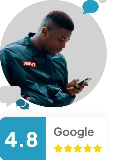 Homem segurando o celular